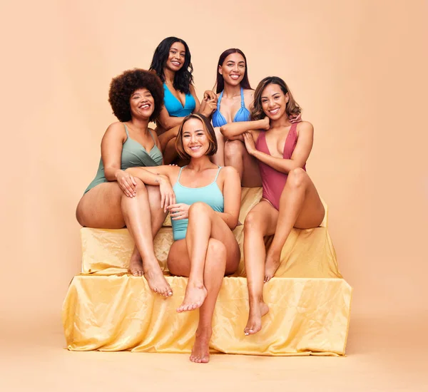 女性グループ ビキニ スタジオの肖像画の友人 バックグラウンドで笑顔で幸せまたは多様性 女性の平等 モデルと水着の健康な体 夏または美しさとプライドを含むプラスサイズ — ストック写真