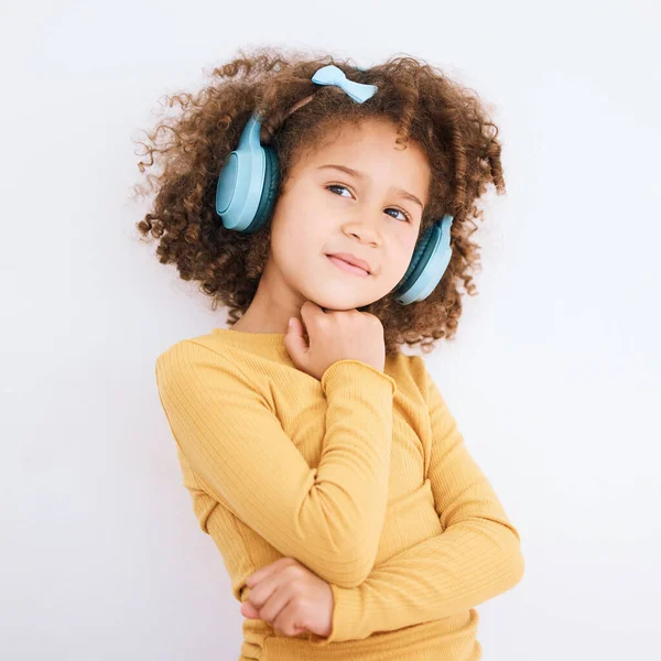 Muzyka Słuchawki Myślenie Dzieci Studiu Odizolowane Białym Tle Pomysł Radio — Zdjęcie stockowe