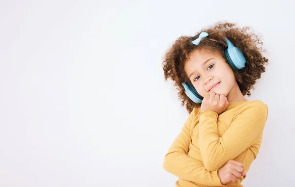 Dziecko Dziewczynka Portret Słuchawki Słuchanie Muzyki Uśmiechem Białym Tle Technologia — Zdjęcie stockowe