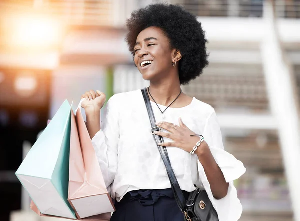 Mulher Negra Saco Compras Cliente Feliz Andando Livre Uma Cidade — Fotografia de Stock