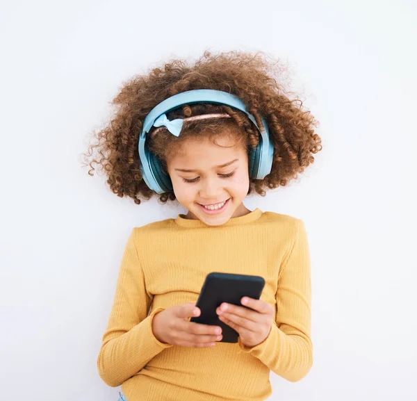 Dziewczyna Dzieciak Czat Smartfon Słuchawki Muzyka Uśmiechem Białym Tle Technologia — Zdjęcie stockowe