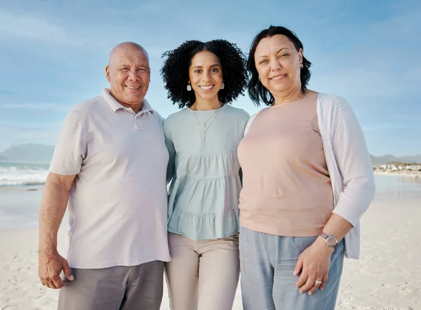 オーストラリアの熱帯夏の休日にハッピーな女性とシニアの両親の肖像画 ビーチ 青い空 水と愛 島を一緒に旅行する幸せな家族 — ストック写真