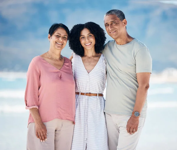 Strand Porträt Älterer Eltern Und Frau Zusammen Mit Lächeln Liebe — Stockfoto