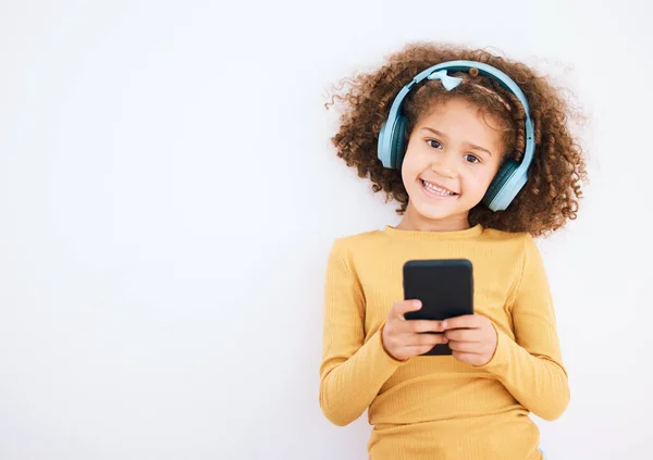 Dziecko Dziewczynka Portret Smartfon Słuchawki Muzyka Uśmiechem Białym Tle Technologia — Zdjęcie stockowe