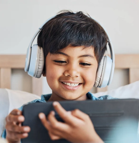 Twarz Dziecka Słuchawki Tablet Domu Czytania Ebook Oglądać Filmy Grać — Zdjęcie stockowe