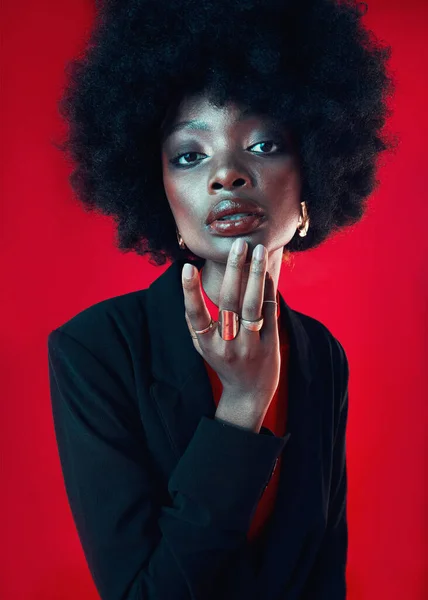Черная Женщина Портрет Афро Волосы Красота Макияжем Блеском Изолированы Красном — стоковое фото