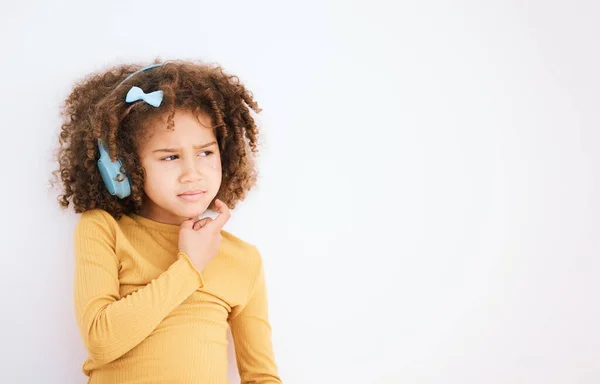 Pensare Problema Bambino Con Cuffie Sfondo Bianco Pianificazione Soluzione Musica — Foto Stock