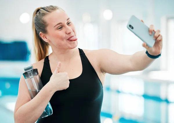 Αθλητισμός Selfie Ευτυχισμένη Γυναίκα Αθλητής Μετά Από Μια Άσκηση Κολύμβησης — Φωτογραφία Αρχείου