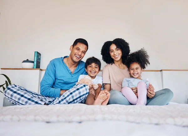 Feliz Sorriso Retrato Uma Família Uma Cama Juntos Para Ligação — Fotografia de Stock