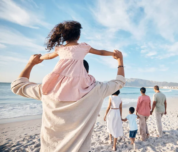 Gran Familia Vacaciones Caminar Juntos Playa Alcancía Tomarse Mano Arena —  Fotos de Stock