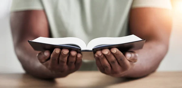 Bibbia Lettura Del Libro Mani Con Primo Piano Della Religione — Foto Stock