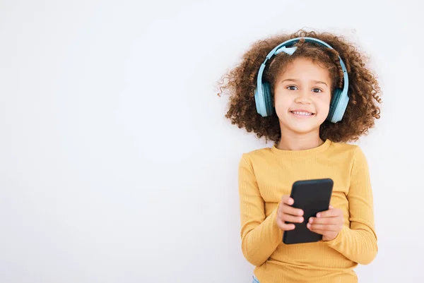 Dziewczyna Dziecko Portret Smartfon Słuchawki Muzyka Uśmiechem Białym Tle Technologia — Zdjęcie stockowe