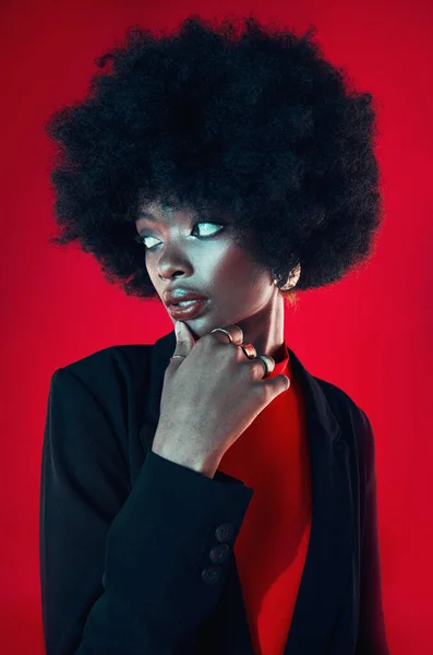 Черная Женщина Уверенность Афро Волосы Красота Блеском Изолированы Красном Фоне — стоковое фото