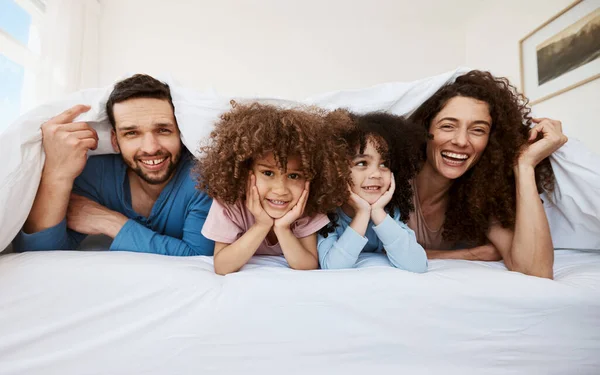 ベッドルームの肖像画 幸せな家族の子供や両親は笑顔 リラックスしたウェルネス 家庭の快適さ または一緒に朝を楽しみます 青少年 異人種間の子供 父親はベッドマットレスで休む — ストック写真