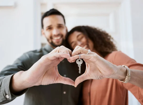 Keys Heart Hands Couple Hug Real Estate Success Mortgage Loan — Stock Photo, Image
