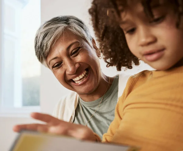 Glad Familj Ansikte Mormor Och Barn Läsa Bok Läxor Och — Stockfoto
