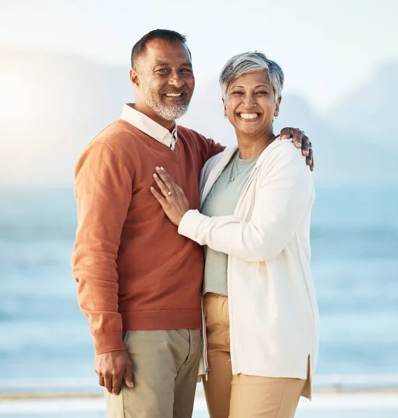 Seniorenpaar Strandporträt Und Lächeln Mit Umarmung Pflege Und Bindung Für — Stockfoto