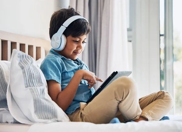 Chłopiec Dziecko Słuchawki Tabletem Łóżku Gier Online Oglądania Filmów Lub — Zdjęcie stockowe