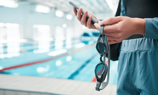 Atleten Handen Brillen Telefoon Bij Het Zwembad Voor Training Oefening — Stockfoto