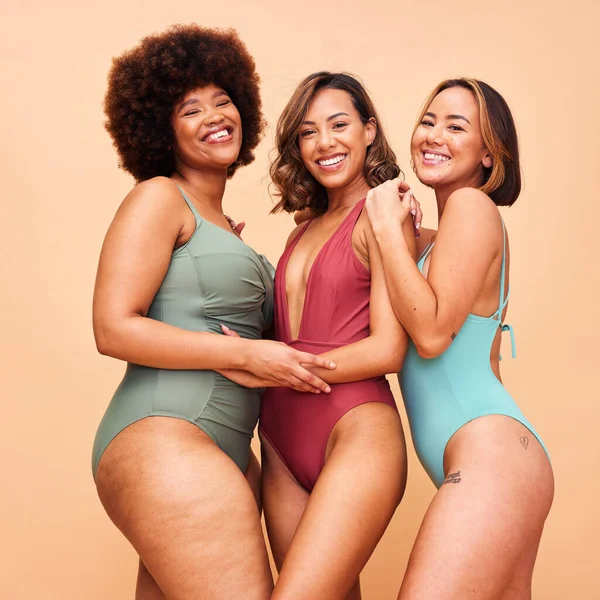スタジオの肖像画 ビキニ 幸せな女性グループは 茶色の背景で孤立しました 夏のファッション ウェルネス 多様性のためのビーチでのモデルのボディポジティブさとスマイル 水着と友人 — ストック写真