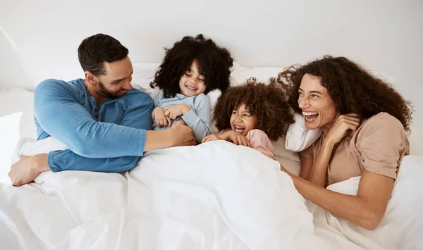 トップビューベッドルーム 子供と両親は笑い リラックスして一緒に面白いジョークを楽しむ 愛や朝のユーモア ベッド コメディと幸せな家族の母親 父と人種間の子供の健康 休息と快適さ — ストック写真