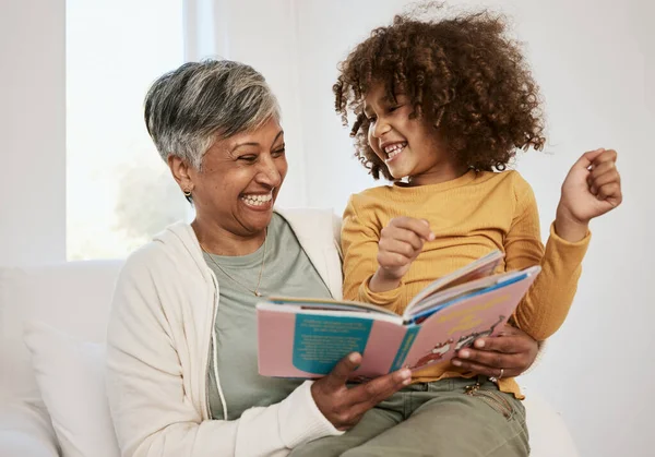 Szczęśliwa Rodzina Babcia Dziecko Czytają Książki Śmieją Się Więź Starszą — Zdjęcie stockowe