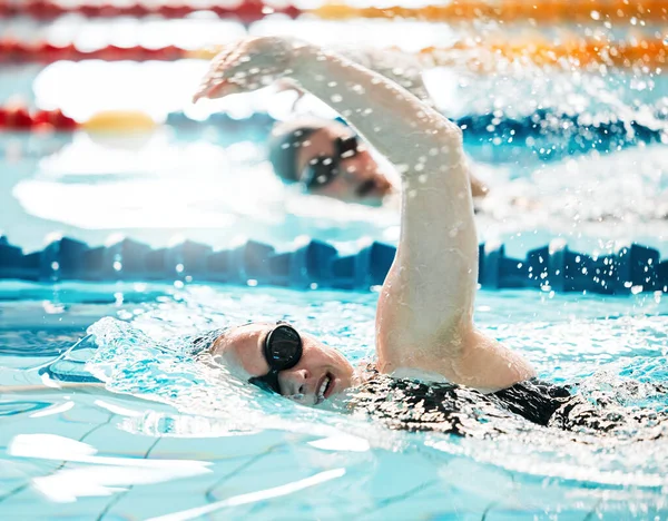 水花或参加竞赛 运动或有氧运动的人在游泳池里训练 游泳运动员 速度快的人 精力充沛的人 运动能力强的人 运动能力强的人 — 图库照片