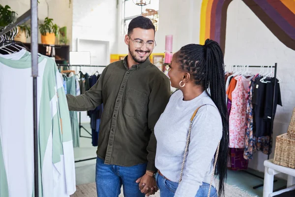 Interrassische Paare Einkaufen Und Einzelhandel Kleidung Und Mode Mit Glück — Stockfoto