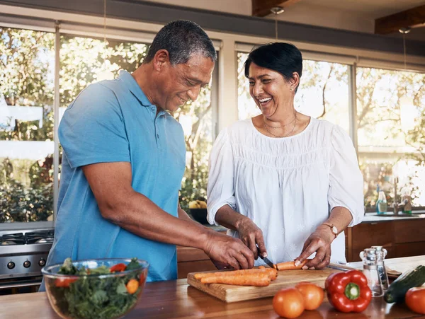 Moden Par Sunn Matlaging Kjøkkenet Hakke Grønnsaker Salat Diett Ernæring – stockfoto