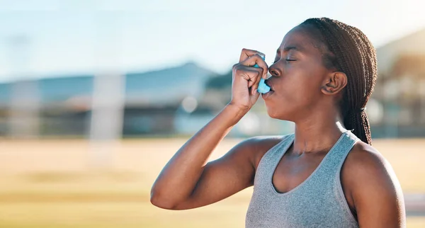 Fitness Breathe Black Woman Asthma Inhaler Pump Sports Court Training — Stock Photo, Image
