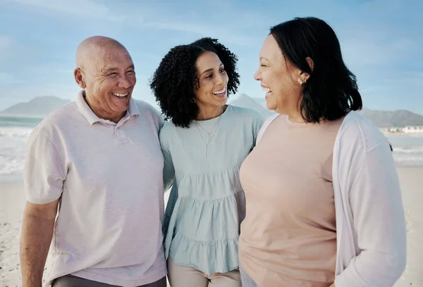 Glückliche Familie Strand Und Frau Mit Älteren Eltern Umarmen Sich — Stockfoto