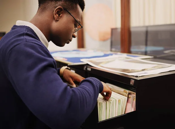 学校研究 校园和一个黑人男子在图书馆学习 学习或学习 奖学金和寻找决定或选择的书籍的非洲年轻人或学生 — 图库照片