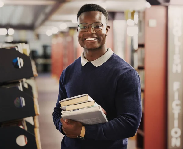 Student Uniwersytet Portret Czarnego Człowieka Bibliotece Nauki Edukacji Czytania Książek — Zdjęcie stockowe