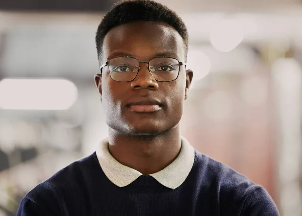 大学和黑人肖像画在校园学习 教育和未来职业 持眼镜参加研究 学校项目和学习的非洲人在图书馆的面孔 — 图库照片