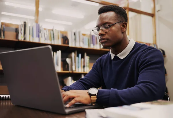 Estudiante Biblioteca Hombre Negro Escribiendo Una Computadora Portátil Universidad Campus —  Fotos de Stock