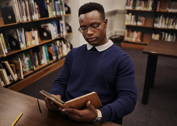 Uniwersytet Książka Czarny Człowiek Student Czytania Uczenia Się College Dla — Zdjęcie stockowe