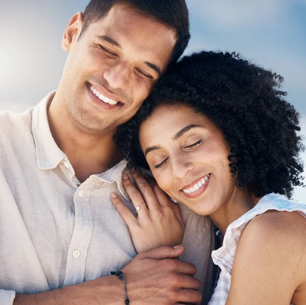 Pareja Feliz Amor Abrazo Aire Libre Con Una Sonrisa Cuidado —  Fotos de Stock