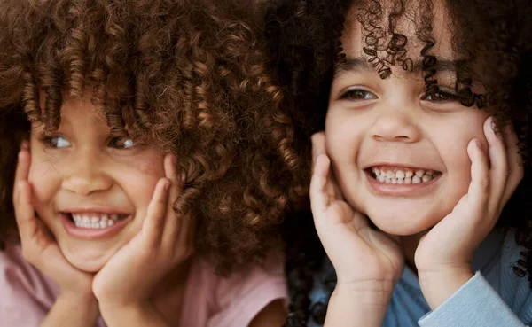 Rodzeństwo Zbliżenie Ręce Twarzy Dziewczyny Dzieci Kręcone Włosy Wygląda Szczęśliwy — Zdjęcie stockowe