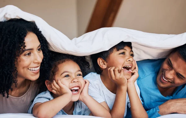 ハッピー そして両親と一緒にベッドの毛布で子供たちと一緒に絆やつながりがあります コロンビアからの幸せ 若い家族は 彼らの現代的な家の部屋でリラックス — ストック写真