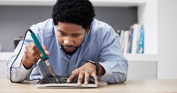 Μαύρος Άνθρωπος Κολλητήρι Και Στερέωση Πλακέτας Κυκλώματος Υλικό Υπολογιστή Και — Φωτογραφία Αρχείου