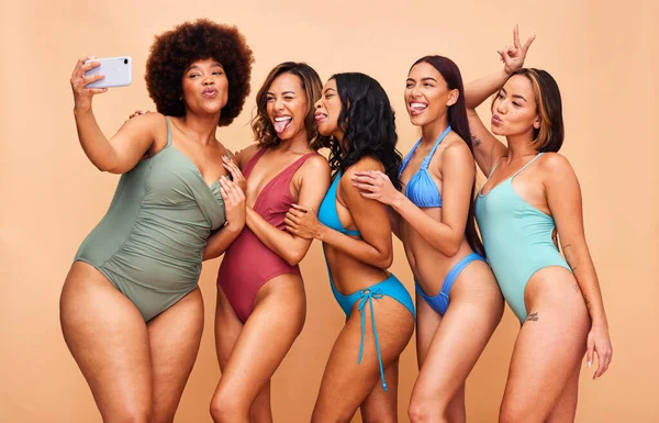 セルフィー カメラ ソーシャルメディアのポスト ピーチの背景にあるスタジオでのプロフィール写真に夢中な女性のグループ 多様性 身体のポジティブさ 肌に喜びを感じる — ストック写真