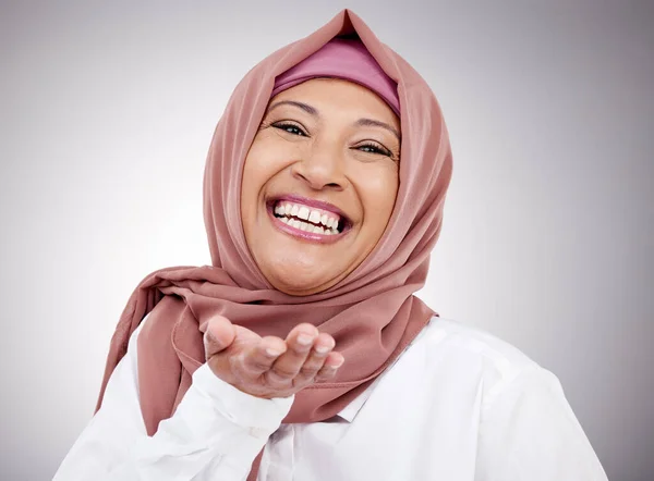 Mujer Musulmana Retrato Soplar Beso Estudio Con Felicidad Amabilidad Actitud —  Fotos de Stock