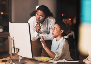 Toplantı, gece geç saatlerde bilgisayar başında problem çözme, fikirler ve başlangıç projesiyle birlikte planlama. Takım çalışması, fazla mesai ve ofis, iş adamları kadın ve erkekle ajansta beyin fırtınası yapıyor.