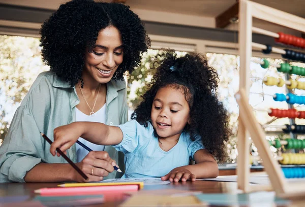 Gelukkig Schrijven Een Moeder Met Een Kind Voor Huiswerk Onderwijs — Stockfoto