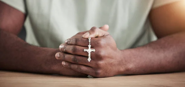 Rozenkrans Kruis Persoon Handen Gebed Kralen Huis Met Geloof Christelijke — Stockfoto