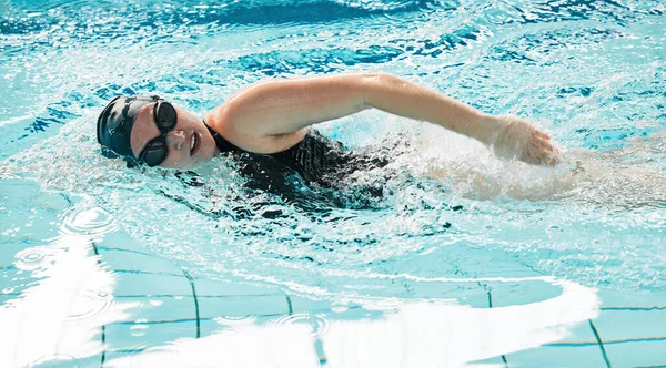 Vrouw Zwembad Zwemmen Het Water Voor Oefening Sportfitness Training Atletische — Stockfoto