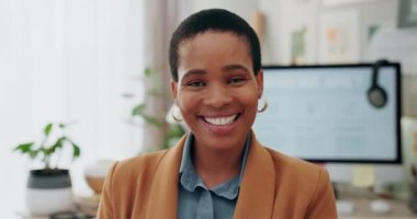 Yüzü, işi ve siyahi bir kadının gülümsemesi, ofisi ya da mesleği kariyer hırsı, şirketi ya da bilgisayarı. Portre, Afrikalı kişi ya da işyerinde çalışan mutlu bir çalışan, bilgisayar ya da girişimci danışmanı.