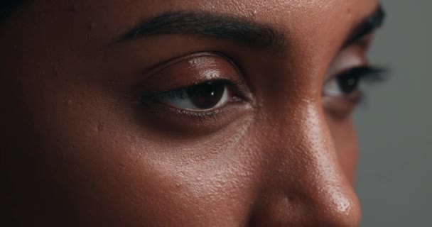 Augen Gesicht Und Hautpflege Mit Einer Frau Nahaufnahme Auf Grauem — Stockvideo
