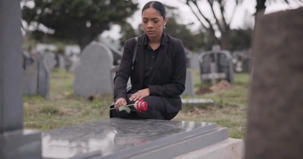 悲伤的女人 坟场和墓碑上的玫瑰 在葬礼或墓地哀悼 失落或悲伤 在为心爱的人举行的追悼会或丧葬仪式上鲜花盛开 离世或离别的女性 — 图库视频影像