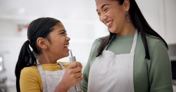 デザート 食べ物 ベーキングのためのレシピのためのキッチンで母 少女と幸せな料理 お母さん 笑顔で食材を手伝い 子供に自宅で焼く方法を教える — ストック動画